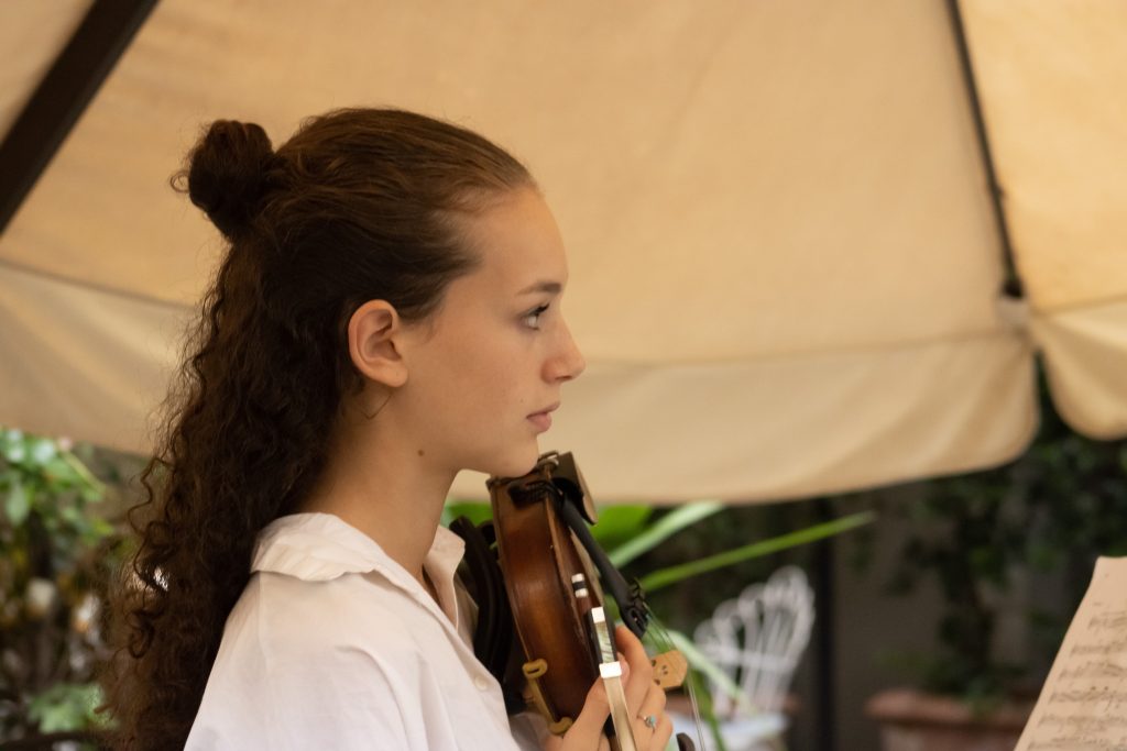 Girl playing the violin